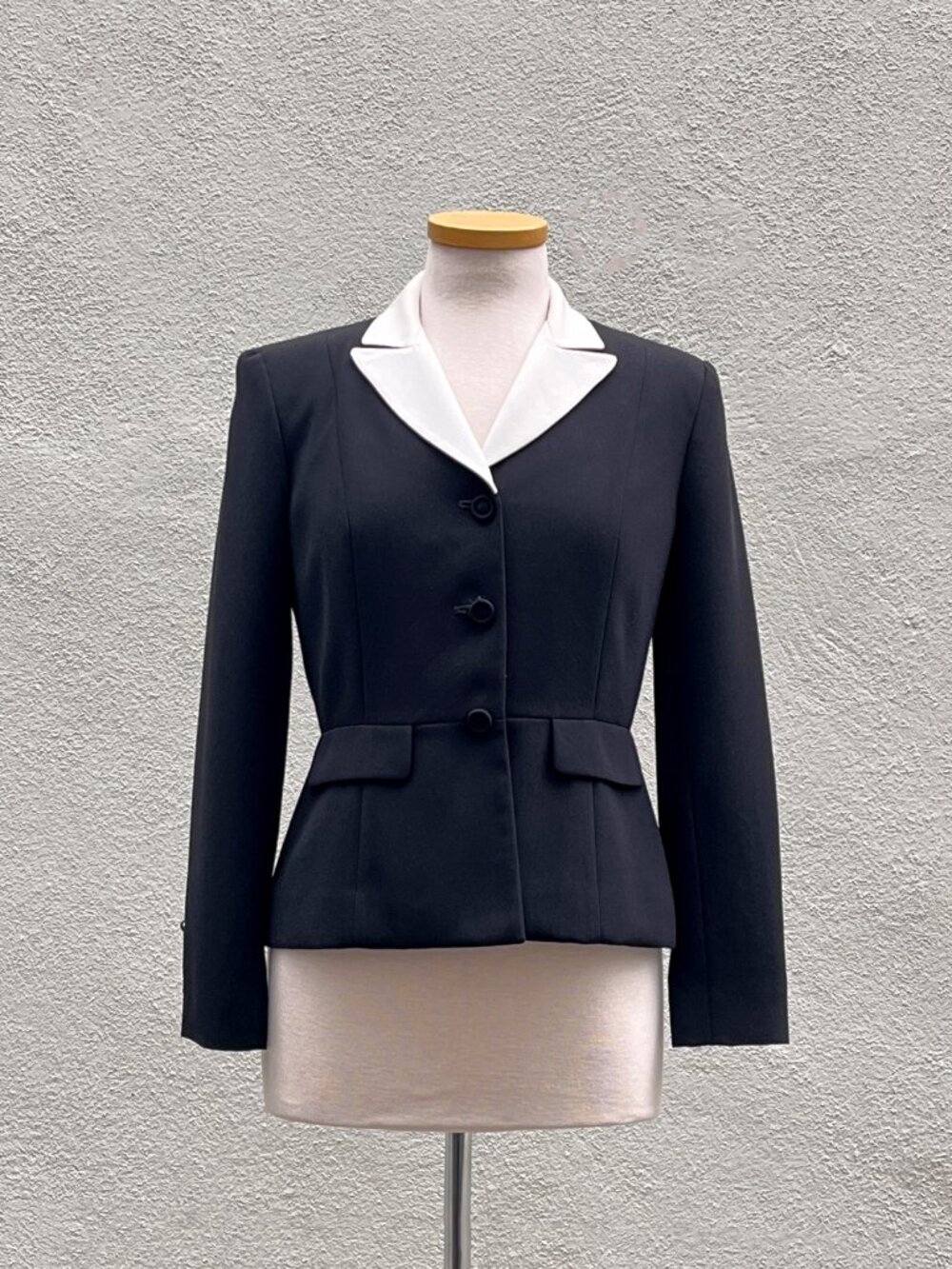 Vintage 90s Women's Jones New York Black and White Tailored Blazer Jacket Size 4